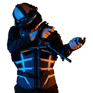 un joueur RV visant avec un simulateur de fusil haptique ForceTube avec un casque valve index et une veste haptique aktronika